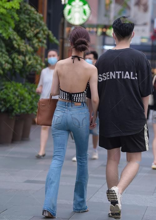 姑娘|黑白针织吊带搭配破洞牛仔裤,款式独特,尽显时尚感