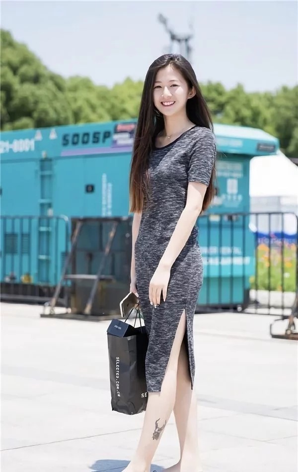 俏皮可爱|美女黑色大T恤搭配短裤,身材娇小可人,俏皮可爱