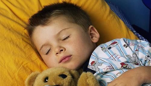 打骂|孩子晚上到点不睡觉,打一顿就好了?“无能”的父母才只会打骂!