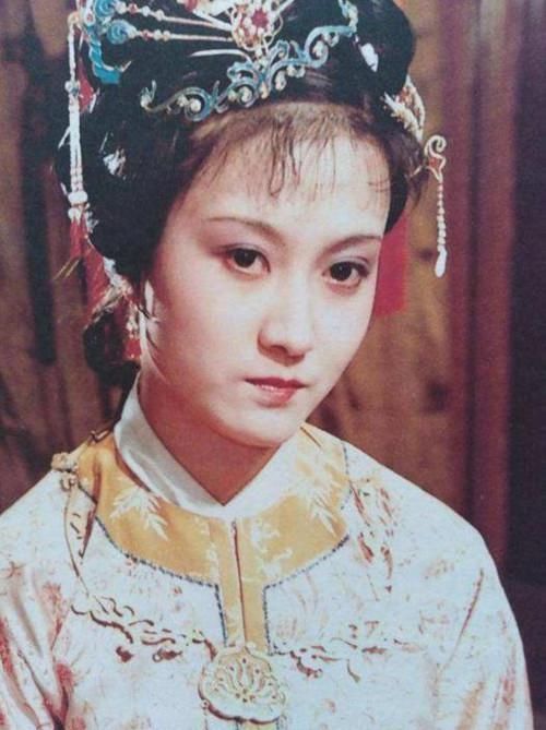 薛宝钗是群芳之冠,但迎春评价黛玉的3字,却说明她这点输给黛玉