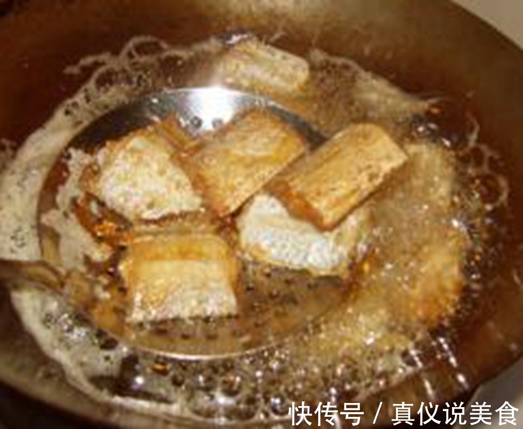 炸带鱼时，万万别直接下油锅，多加“1步”，吃起来又香脆又不腥