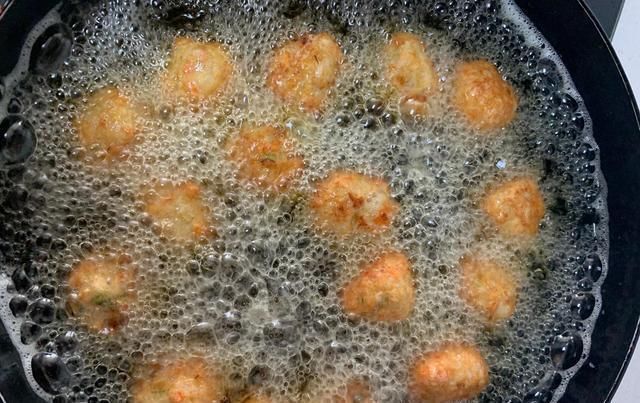 酥里嫩|外酥里嫩的豆腐丸子原来做起来这么简单,家人都说好吃