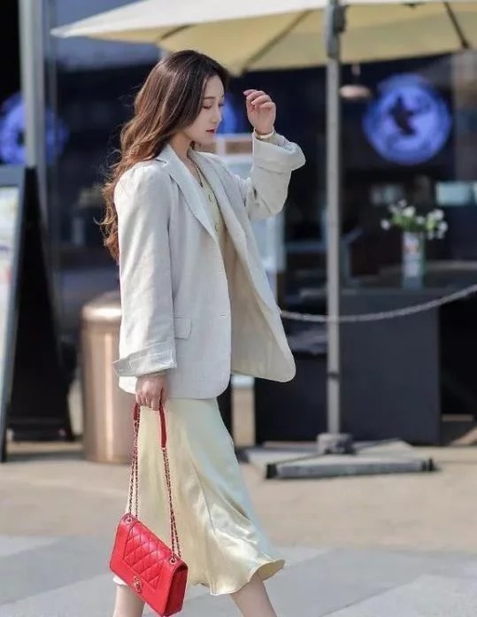 街拍：穿牛仔紧身上衣的小姐姐，笑容甜美气质典雅，非常惹人喜欢