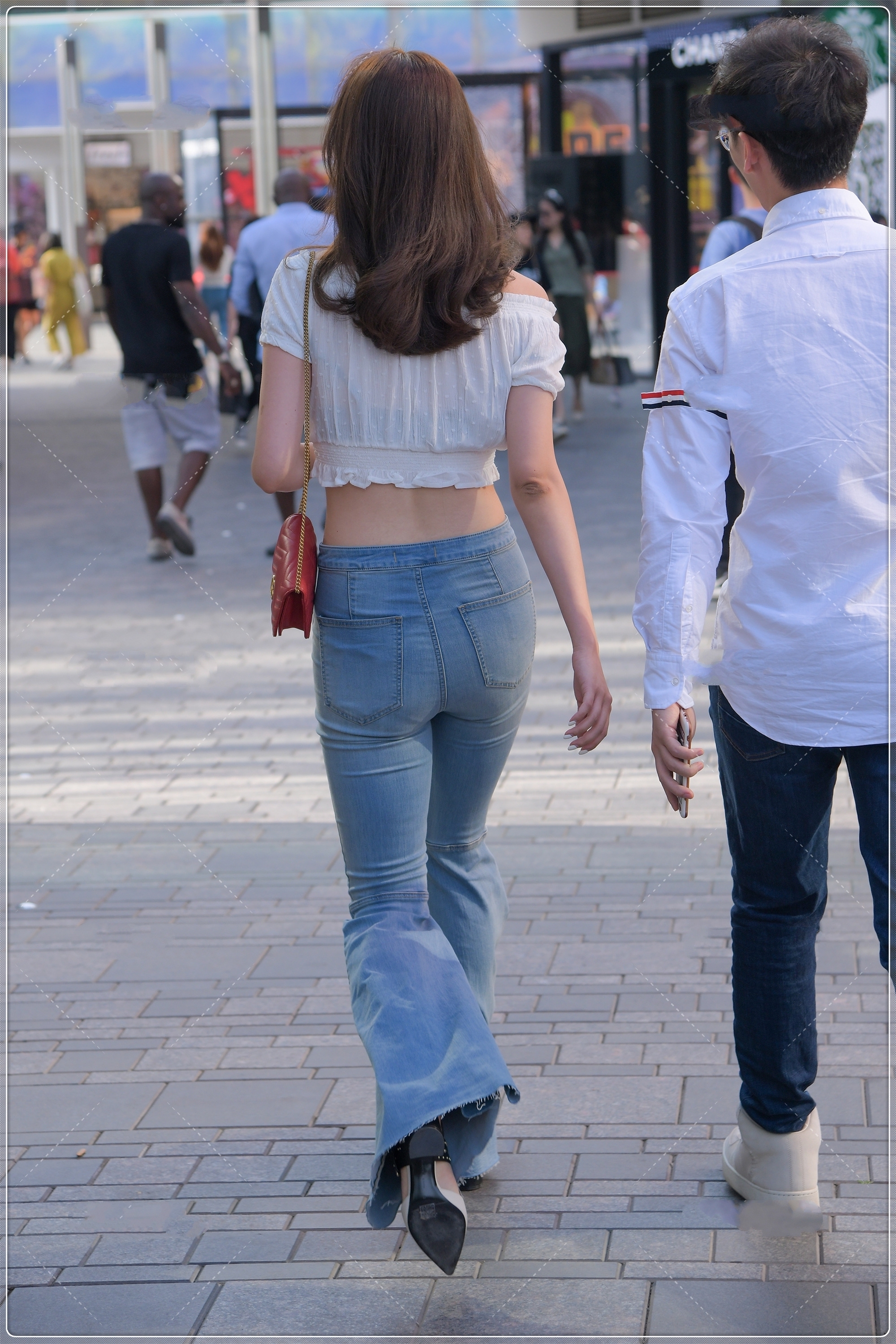 独特|一字肩露脐装搭配牛仔喇叭裤,版型独特,时尚范十足