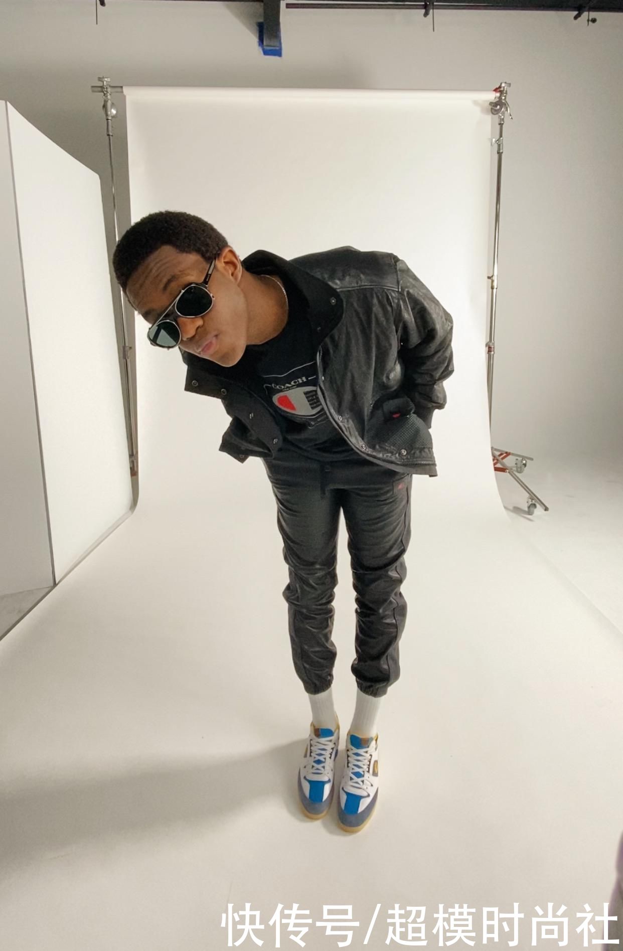 时尚模特|黑人时尚模特走红网络，复古时尚风引人注目，还获评最佳着装奖