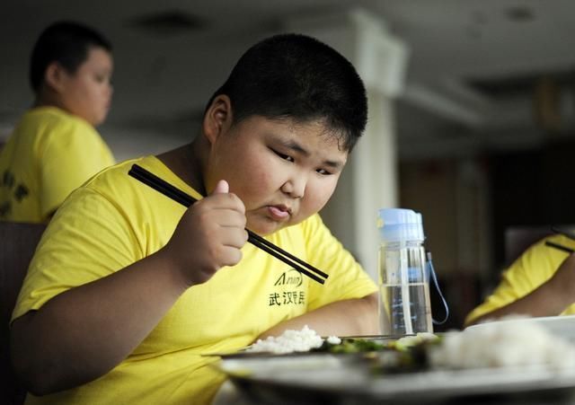 孩子|7岁男孩重达200斤，一顿饭量顶3个人，只因家里人这样做