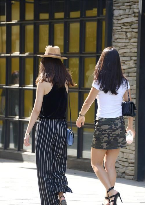 细高跟|迷彩的高腰牛仔短裙，白色修身半袖，10厘米的细高跟，衬托大气
