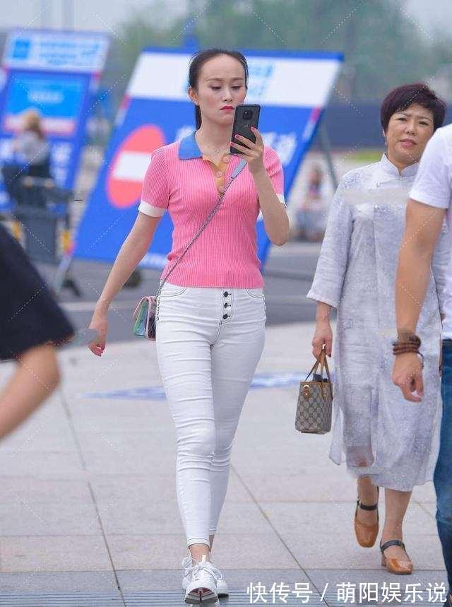 搭配 粉色短袖搭白色打底裤,整体搭配很有质感,拥有满满的潮流气息