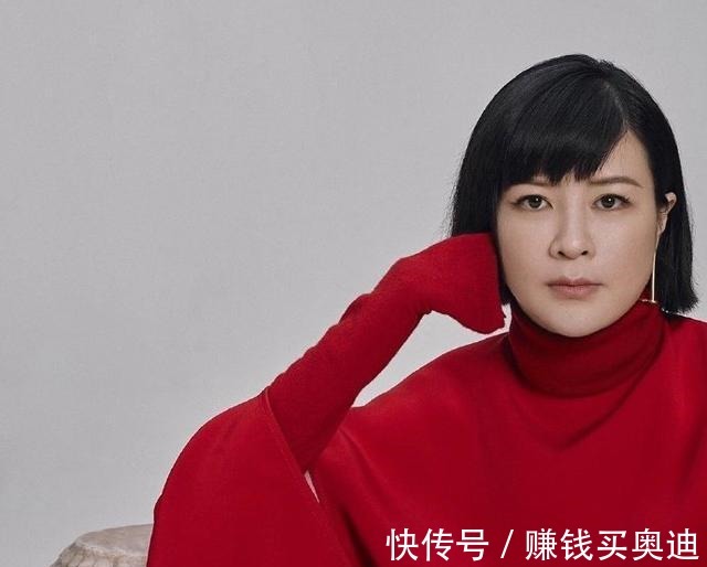 穿搭|杜华也拍时尚画报了!短发+红裙高级又干练,皮肤保养得相当不错!