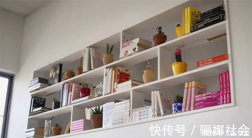 夫妻俩|夫妻俩住进83㎡阁楼公寓，书架墙当隔断，现代乡村风又暖又舒适