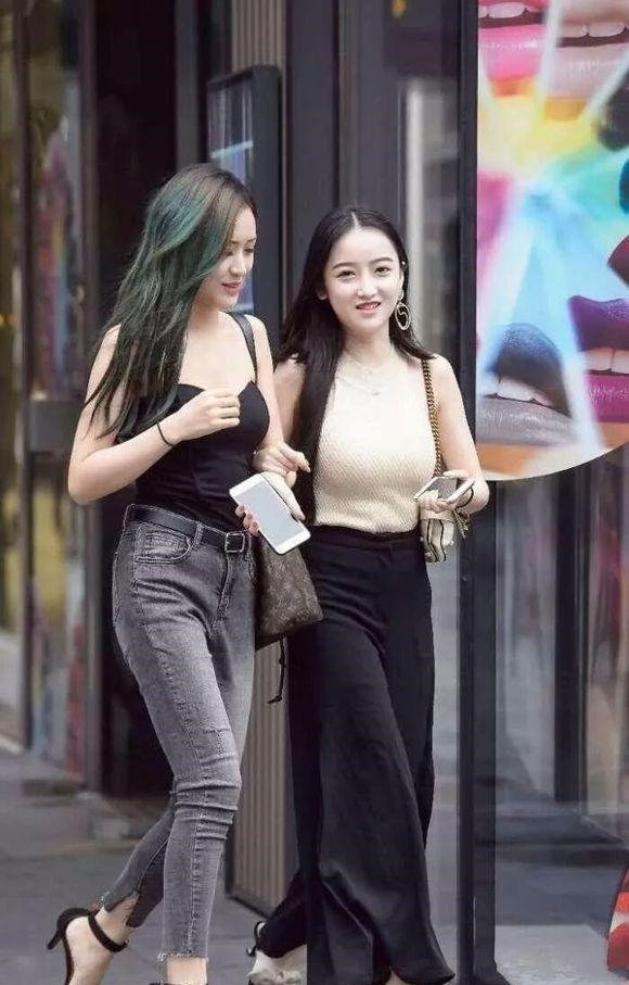 逛街|街拍:碰到两个小姐姐逛街!一个清纯一个性感,你喜欢哪一个!