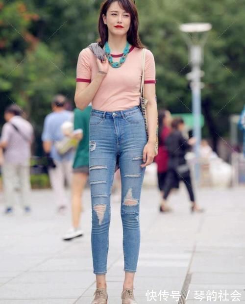 牛仔裤|异国风情其实穿起来很简单,配饰更增添时尚感