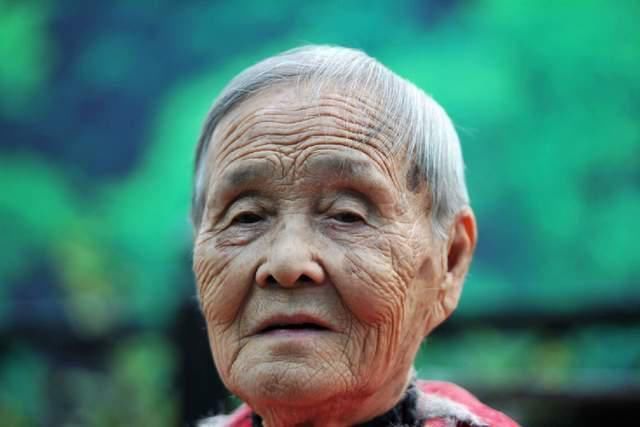 差距|外出遛娃,46岁妈妈偶遇46岁奶奶,差距不是一星半点,很现实