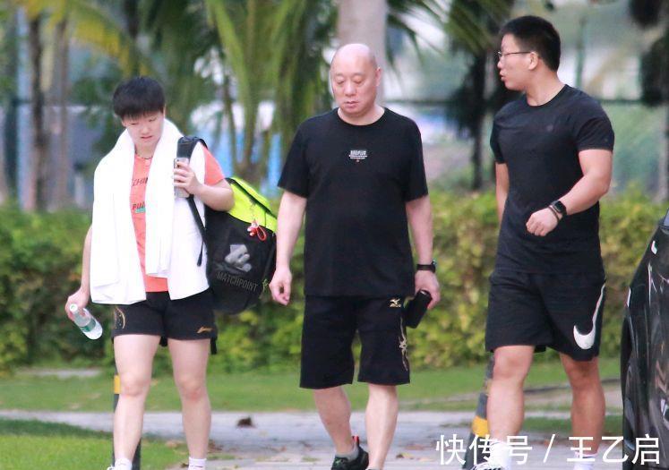 教练|恩师常伴左右,孙颖莎到了正式比赛当中,谁会做场外指导?