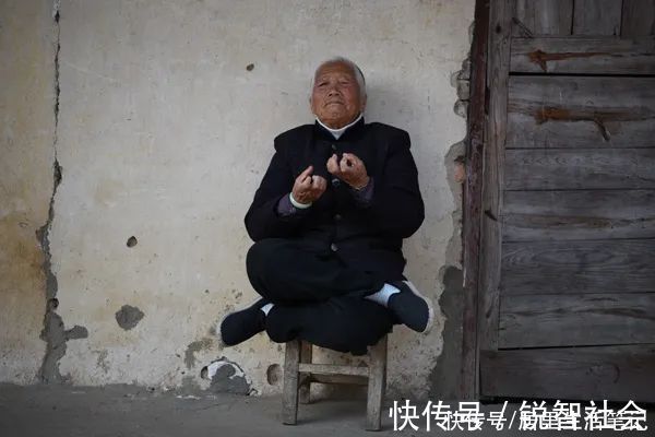 图源|98岁功夫奶奶红了，与外国小哥切磋武艺被狂赞：中国人都会功夫？