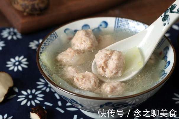 汆丸子|汆丸子,记住3个小窍门,丸子劲道弹牙,又香又嫩滑,入锅不会散