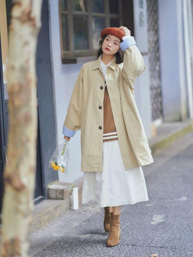 时尚博主 秋冬必备单品,少不了风衣的搭配,风衣+格子半身裙,时髦又洋气