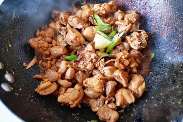 做土豆炖鸡块总感觉不入味,老师傅教实用技巧,家常菜也有大智慧