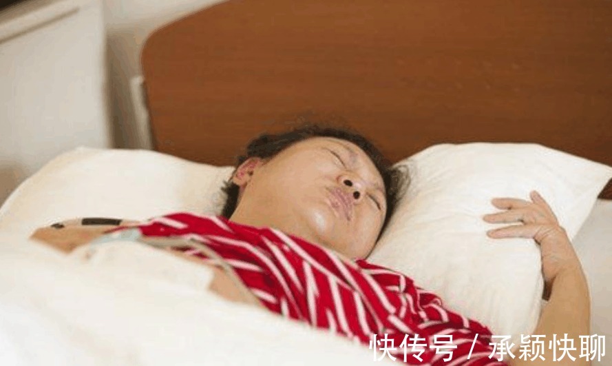 重症监护室|一高龄妈妈亲吻满月宝宝后离世, 母爱的伟大惹人心疼!