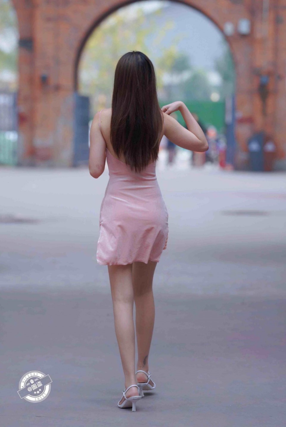 姑娘|优雅自信的连衣裙随意休闲感十足，承载姑娘姣好的身材，时尚多姿