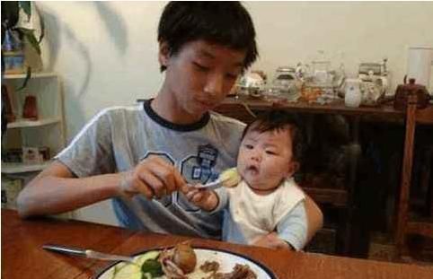 大宝|哥哥下课回家顾不上吃饭,就给妹妹泡奶粉,真是太暖心了