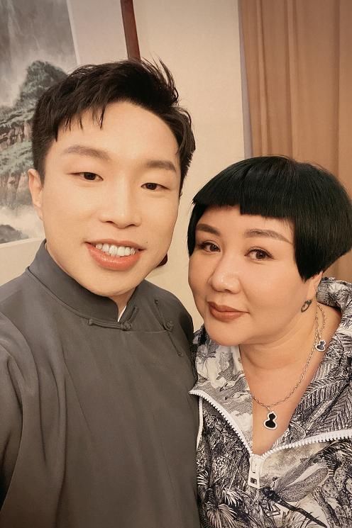 郭德纲为妻子庆生,只邀请了七个徒弟,郭麒麟的服装很引人注目!