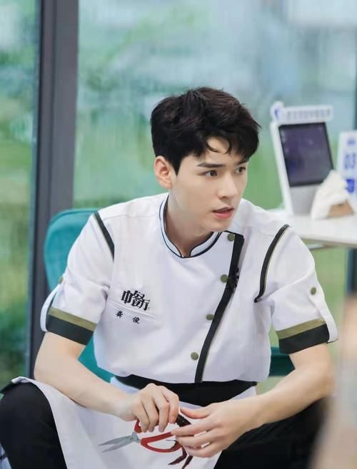 艺人|《中餐厅》安全隐患多,节目录制棚顶塌陷,艺人稍有不慎就会摔倒