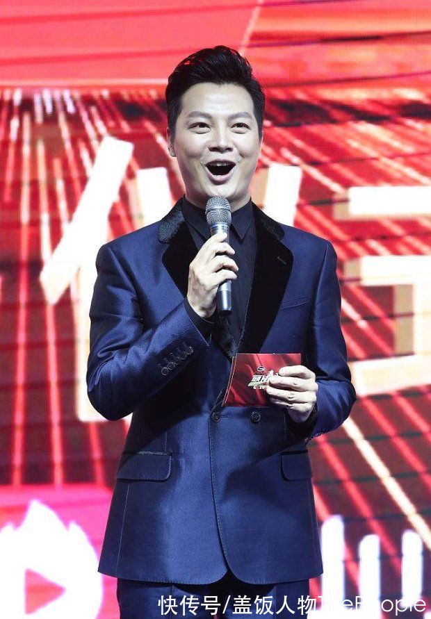 回顾春晚主持名场面:李咏机智帮忙拽鞋跟,倪萍“巧骗”亿万观众