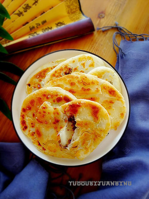 想吃酥饼不用烤,平底锅半小时就搞定,一碰就掉渣,我的最爱!