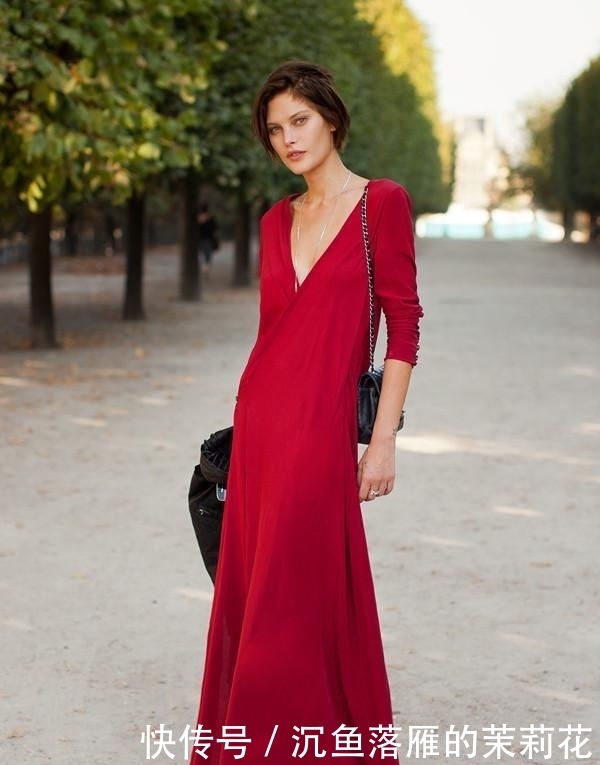 中年妇女不想被人说老，裙子多穿这4种年轻色，时髦减龄不过时！