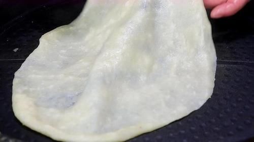 比纸还薄的春饼怎么做,现在就教你,烙饼不放一滴油,特别好吃