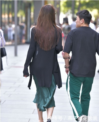 外衣|墨绿色丝绸连衣裙搭配黑色针织外衣，凉爽舒适，质感满满