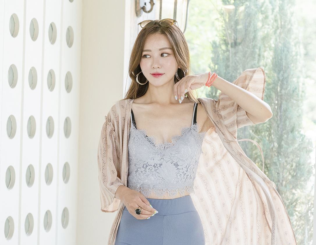 夏日个性穿搭6薄纱外套+蕾丝吊带背心+直筒裤,身材让人羡慕