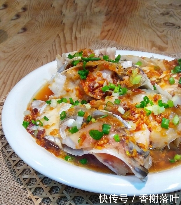 鱼头|鱼头二吃:嫩滑香甜的酱蒸大鱼头;味道鲜美的豆腐滚鱼汤;来试试