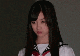 |搞笑动图:把妹子的小脸放手掌上捏一捏!