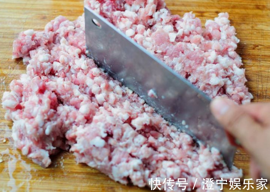饺子馅|拌饺子馅时,只懂放油可不行,牢记4个窍门,饺子馅鲜嫩还多汁