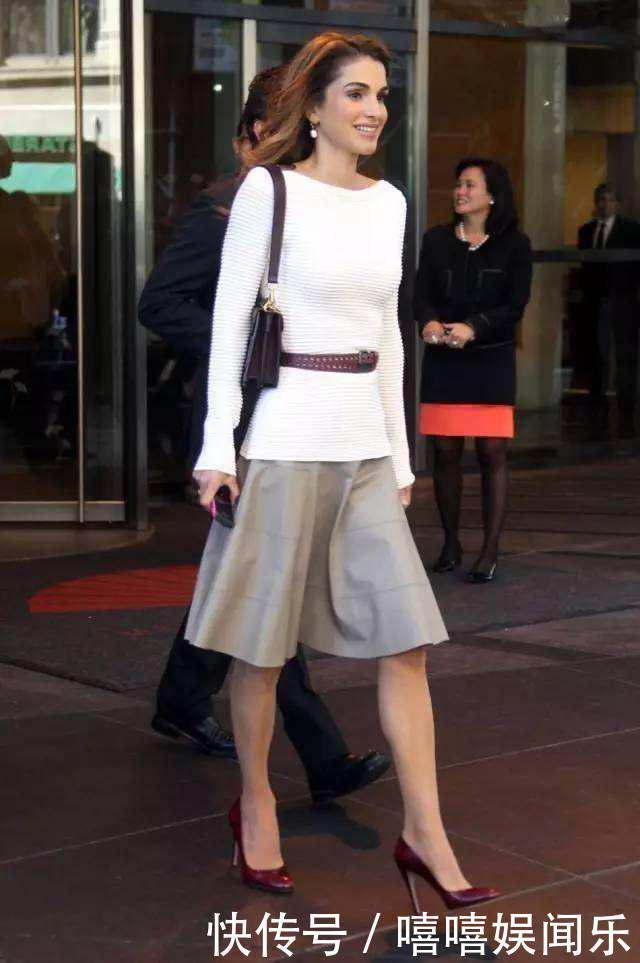 西班牙王后遇上对手，穿套装同框约旦王后略显老，气质也不占上风