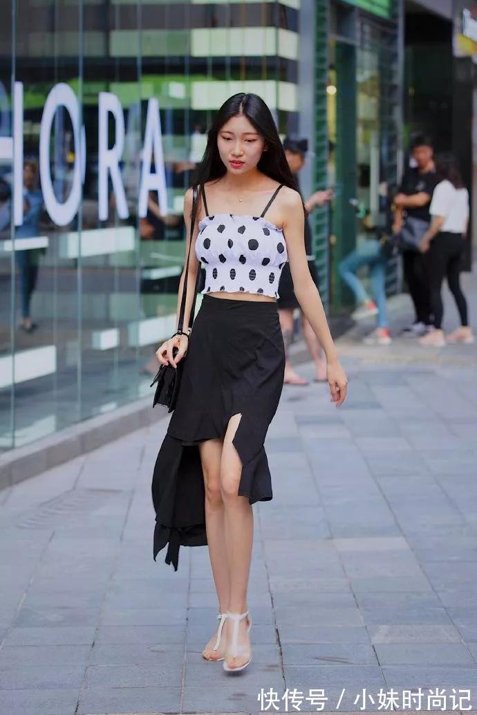 凸显|街拍:美女脚上一双高跟鞋不仅提升她的气质,还能够凸显出无限的魅力