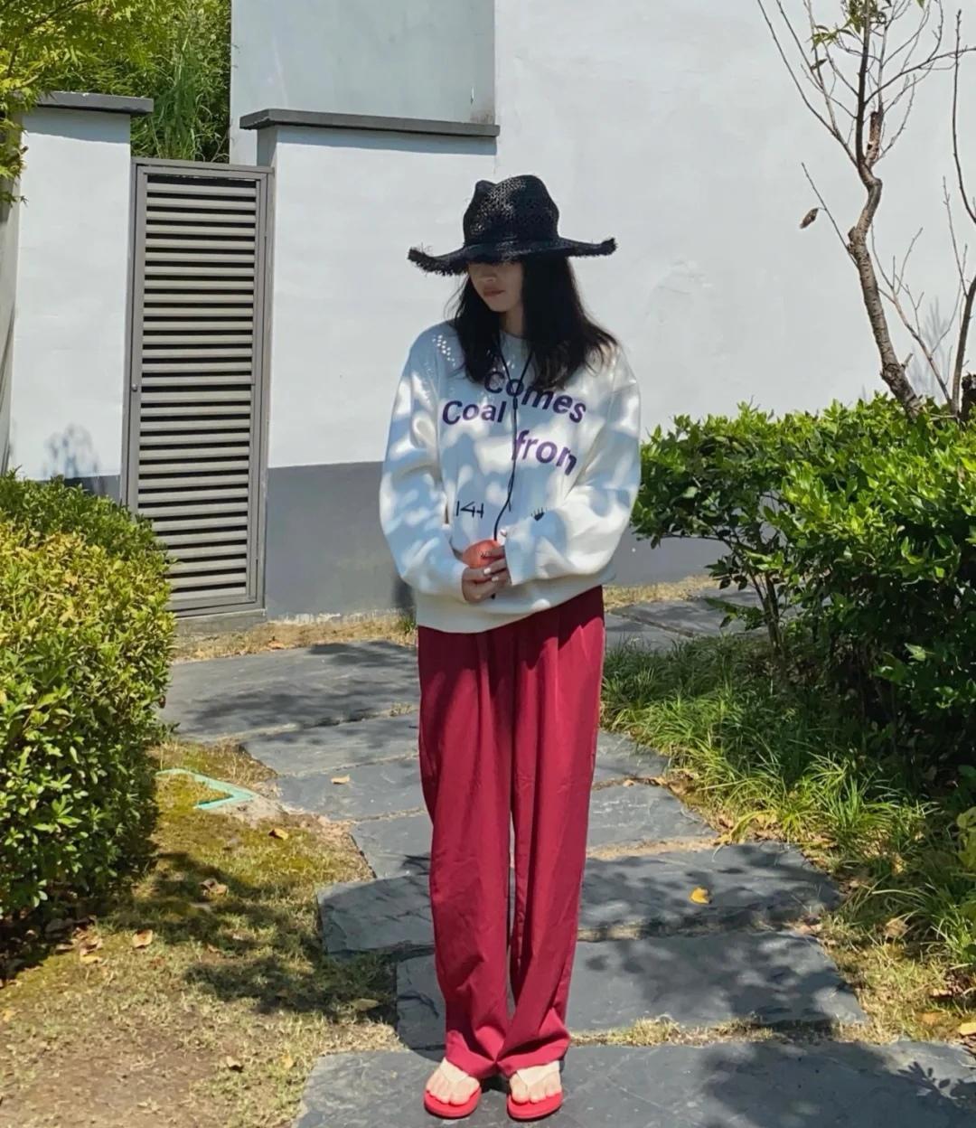 碎花裙 不费力穿搭指南,卫衣搭配牛仔阔腿裤简约洋气,少女感扑面而来