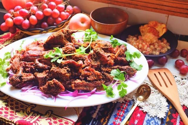 家庭烤箱也能做出来滋滋美味的烤羊排，吃起来外酥里嫩，还流汁