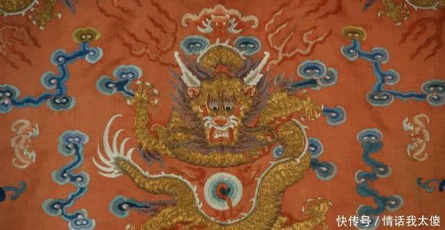 手握|清朝古墓工地挖出，墓主人身穿龙袍，手握大清遗宝！