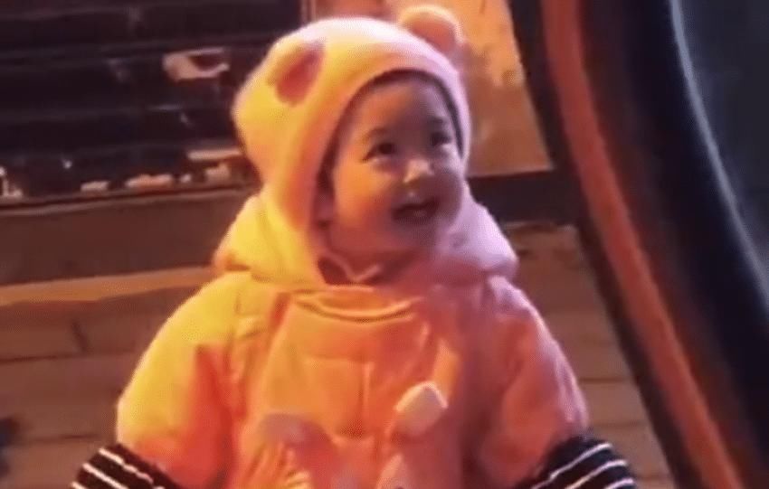 一个月|爸爸出差一个月,萌娃再见爸爸时的“小表情”暖化人心:太有爱了