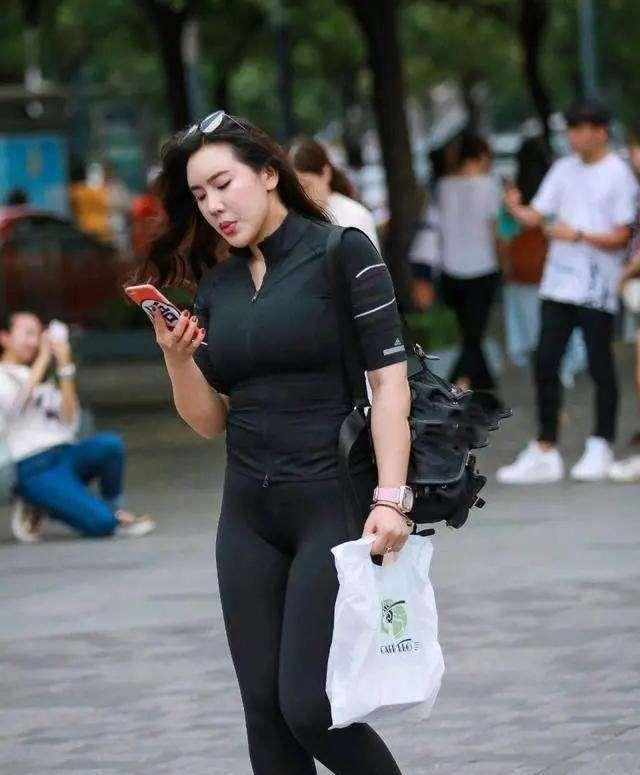 拉伸|简单方便的打底裤穿出女神气质，拉伸身材曲线，款式独特