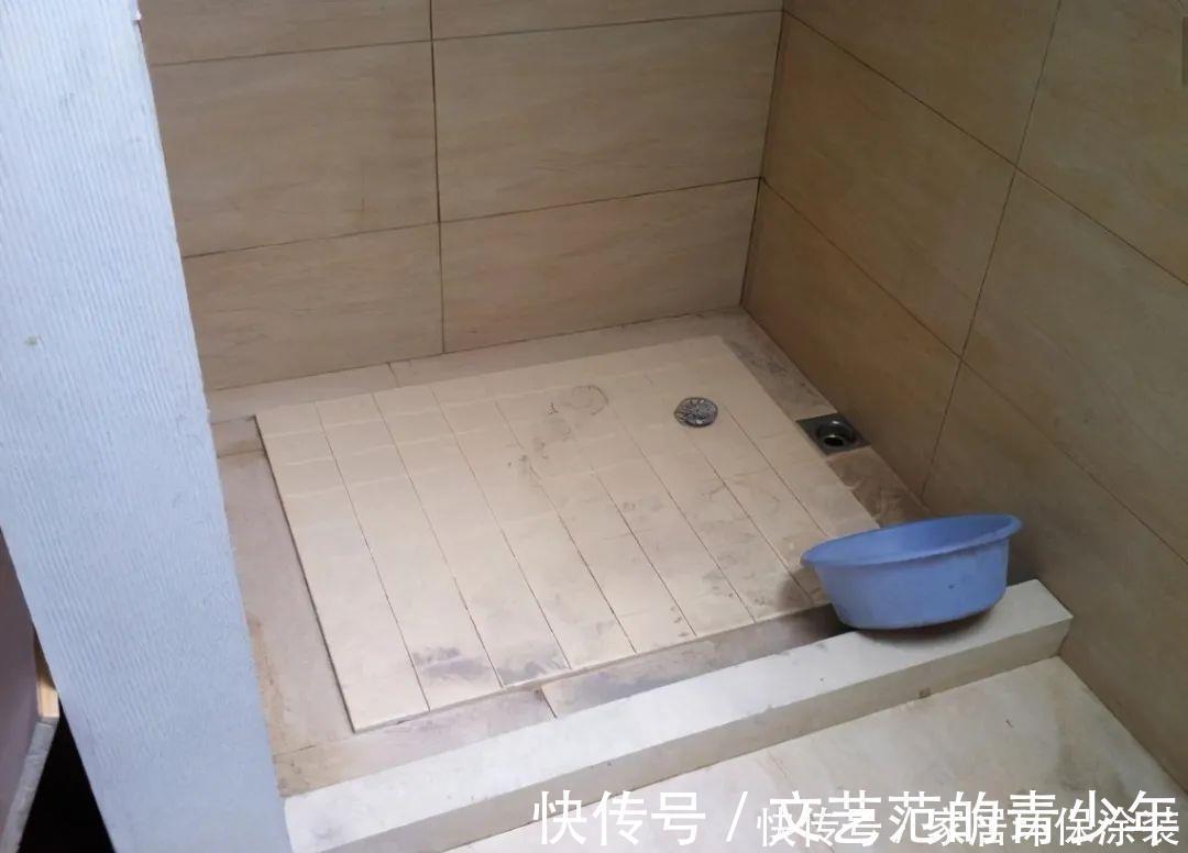 淋浴房|越来越多人淋浴房不铺瓷砖了,现在流行“四边走水”,美观排水快