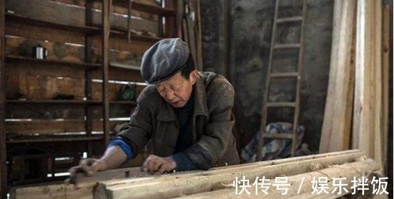 下联&棺材店门前的对联,上联“人无千岁寿”,下联更是让人称赞不已