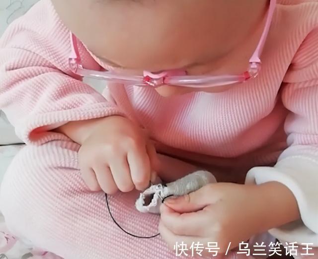 袜子|新疆一萌娃戴眼镜补脚上破袜子,以为是装模作样妈妈凑近一看笑喷