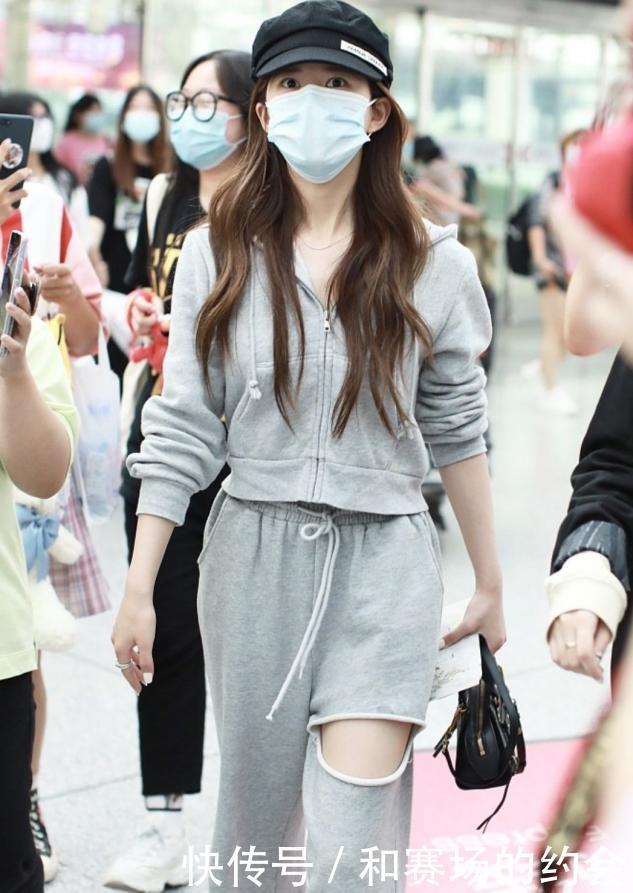 腿短偏胖的女人,穿衣别再塞衣角了,学会这2个技巧,醒目又出彩