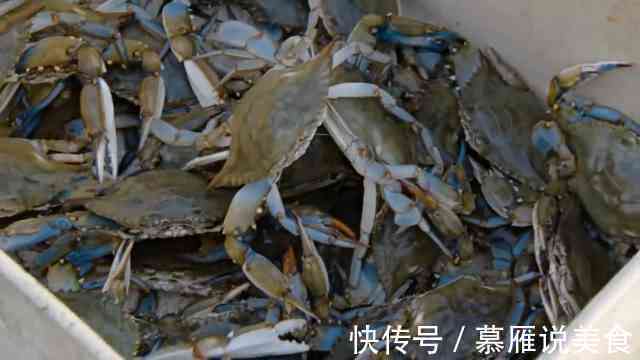几千斤的螃蟹放到螃蟹机里,出来后,自动分成蟹肉和蟹黄,厉害了