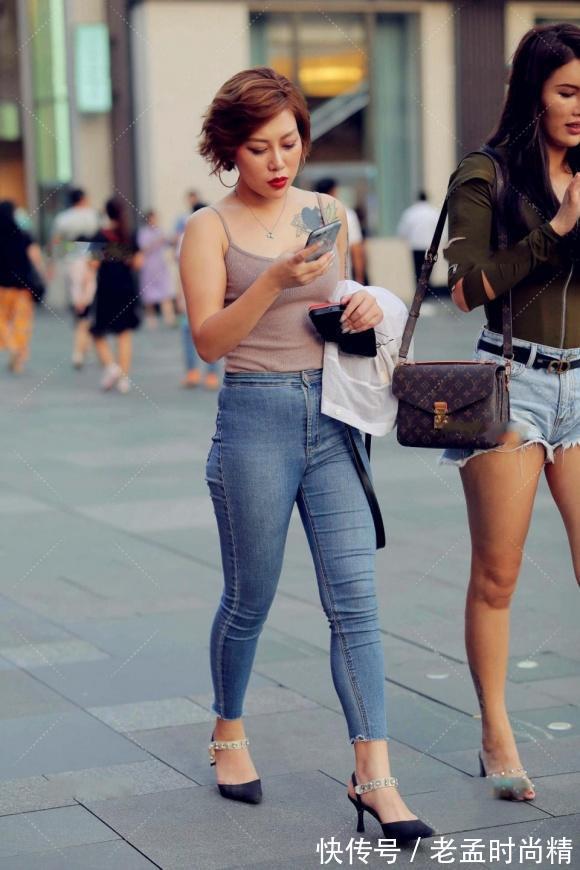 穿搭 辣妈身材不高,却穿搭的比例协调,吊带衫配牛仔裤,美的成熟高挑