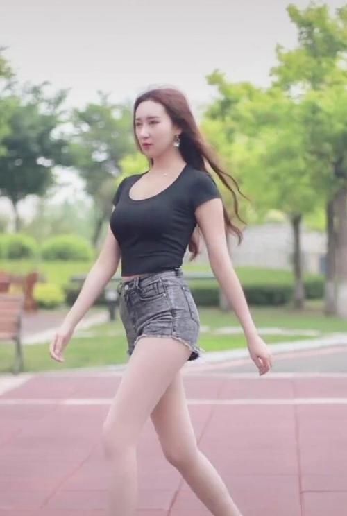 美女|如果说黑色代表成熟,全黑色的美女就有一分“熟女光芒”